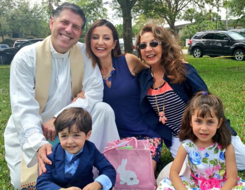 Fotos: Así vive ahora la esposa del controvertido Padre Alberto –  Publimetro Chile