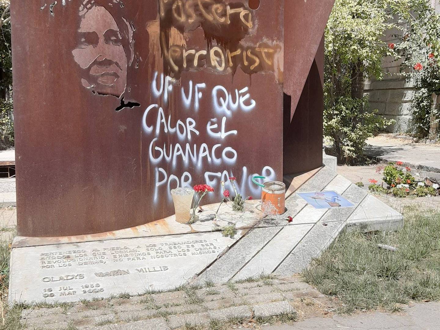 Espantoso: profanan con rayados la tumba de Gladys Marín en el Cementerio  General – Publimetro Chile