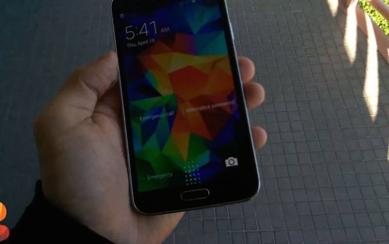 Así queda un Samsung Galaxy S5 después de caer desde el segundo piso –  Publimetro Chile