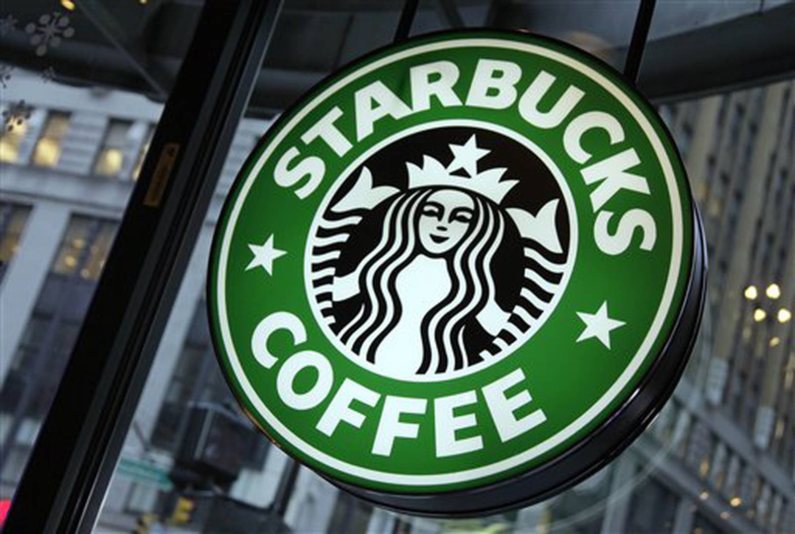 Redes sociales estallan tras inauguración de un “Starbucks pirata” en