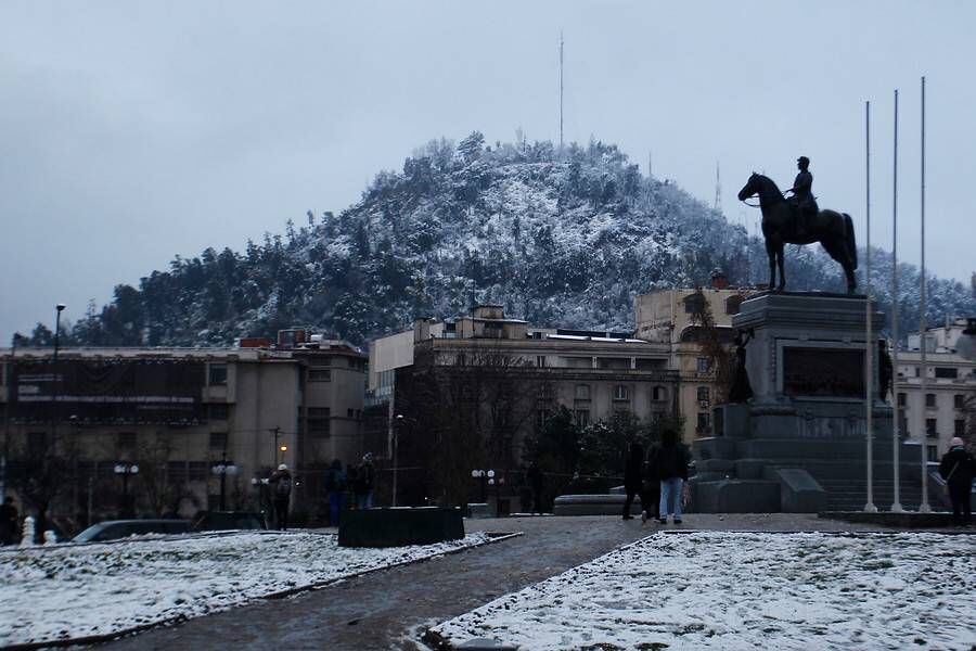 Nieve en el cerro San Cristóbal: la postal que impactó a los capitalinos –  Publimetro Chile