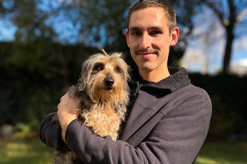 El joven es uno de los tres gestores de este emprendimiento orientado a la asesoría integral de dueños de mascotas.