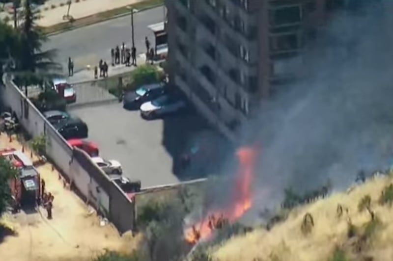 El siniestro inició en el transcurso de esta tarde en la ladera del cerro.