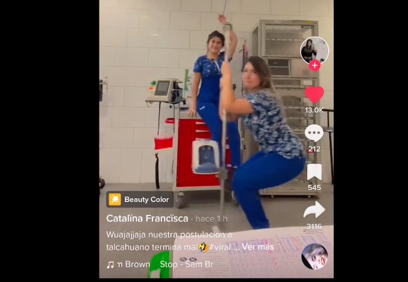 El baile twerk realizado en un Cesfam de Talchuano, sigue generando estragos. Si primero, fue parodiado por diversas personalidades, desde Pancho Saavedra, La Botota, hasta Karen Doggenweiler y Diego Urrutia, ahora unas tens de un hospital realizaron una humorada, generando polémica en redes sociales. 
Dos jóvenes, vestidas de uniforme y al interior de una sala de un centro asistencial, se grabaron arriba de unos equipos médicos, junto a la canción “Stop” de Sam Brown, la misma que cantaron dos mujeres en el recinto del sur del país. 
“Wuajaja nuestra postulacion a talcahuano termina mal”, escribieron las funcionarias al publicar el video que se viralizó en redes y obtuvo miles de likes. 
Si bien, la performance provocó risas, también generó reproches, puesto que una de ellas cae y bota la maquinaria, la cual se golpea en el piso. 
Parodia Cesfam de Talcahuano
“¿La mejor parodia? ¿Saben cuánto cuesta el equipo que azotaron contra el piso? ¿Y si esa máquina ahora falla en sus mediciones? ¿Saben lo que significa?”, criticaron desde la cuenta que replicaron el registro en Twitter. 
“La chica al parecer no rompe el dispositivo, es un sistema de alto flujo (incompleto)  Lo que me perturba es que la otra esté arriba del carro de paro. Después nos miran a huevo, o piensan que vamos a puro webiar al trabajo, por esta gente tonta”, comentó otra usuaria. 
“Te encuentro razón, esta bien que quieran hacer chistes sobre lo que pasó, pero trabajan en salud pública po! Un área crítica del país”, “Y si trabaja en hospital público, hospital San José creo que leí en un lanyard de una compañera con la q subió un video, se cagó de susto la Tens, bajó el video. Espero que les abran sumario y se queden sin pega por irresponsables”.
Incluso, otros pidieron sumario.
“Sumario por romper equipos de trabajo”, “Esto es más grave que un bailecito”.