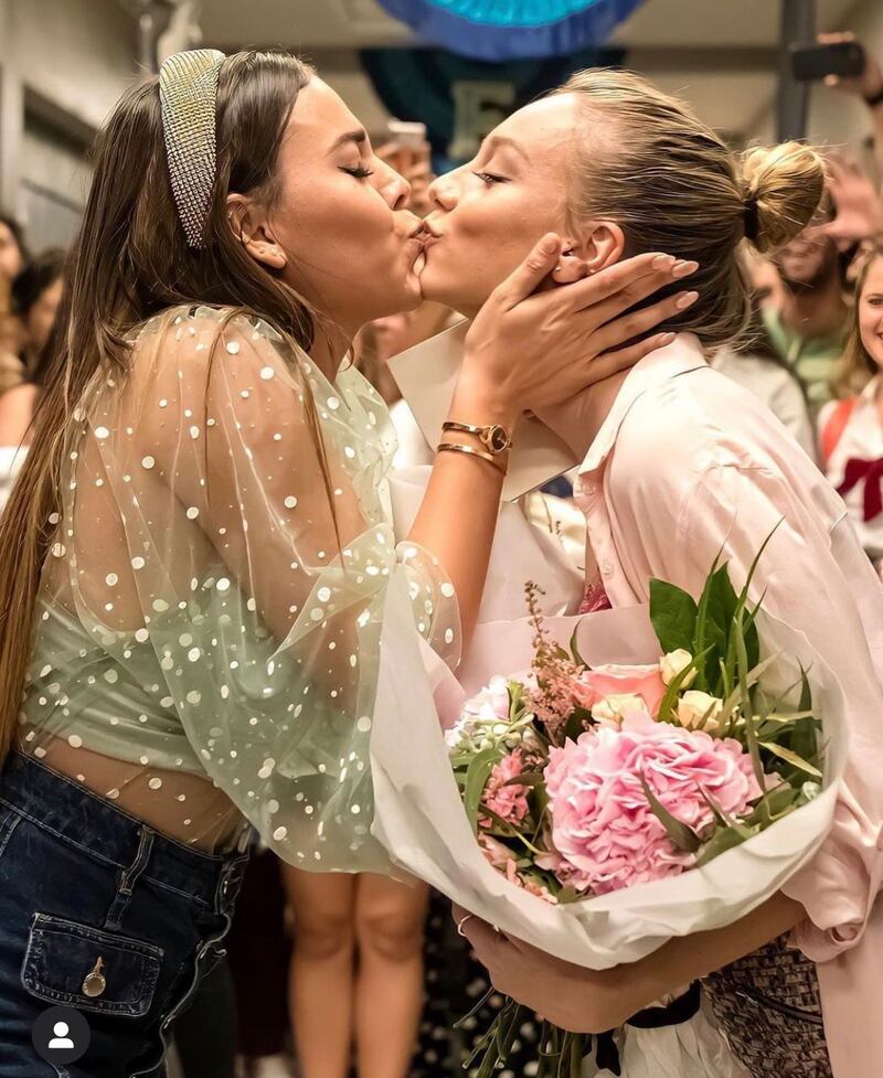 Danna Paola y Ester Expósito beso