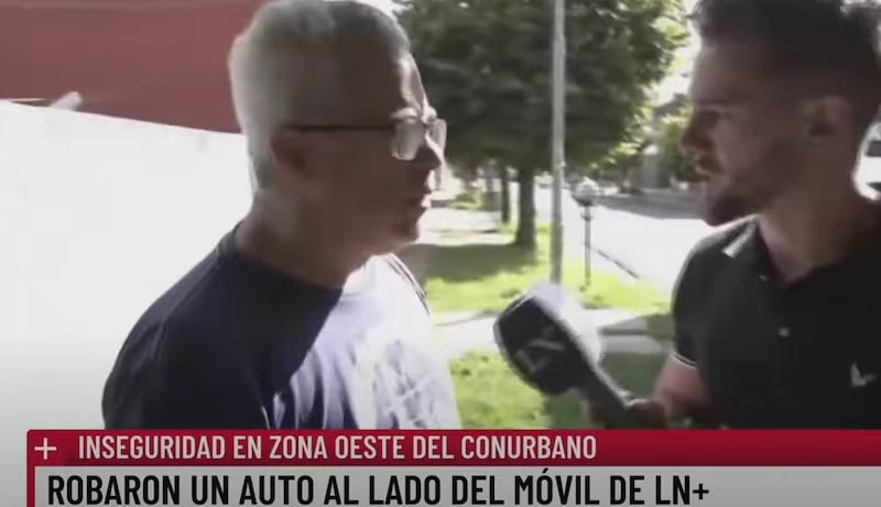 Robaron un auto al lado de movil de LN+