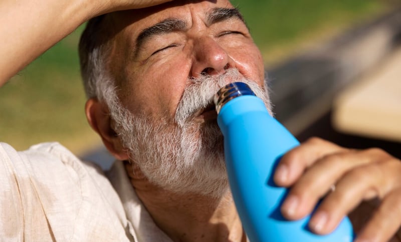 ¿Cómo cuidarse de los golpes de calor frecuentes durante el verano?