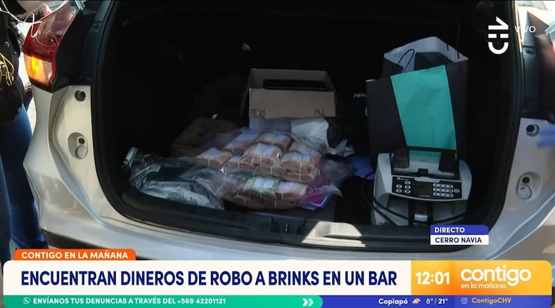 Unas bolsas con unos 20 millones de pesos cada una fue encontrada en el allanamiento de Carabineros en Cerro Navia.