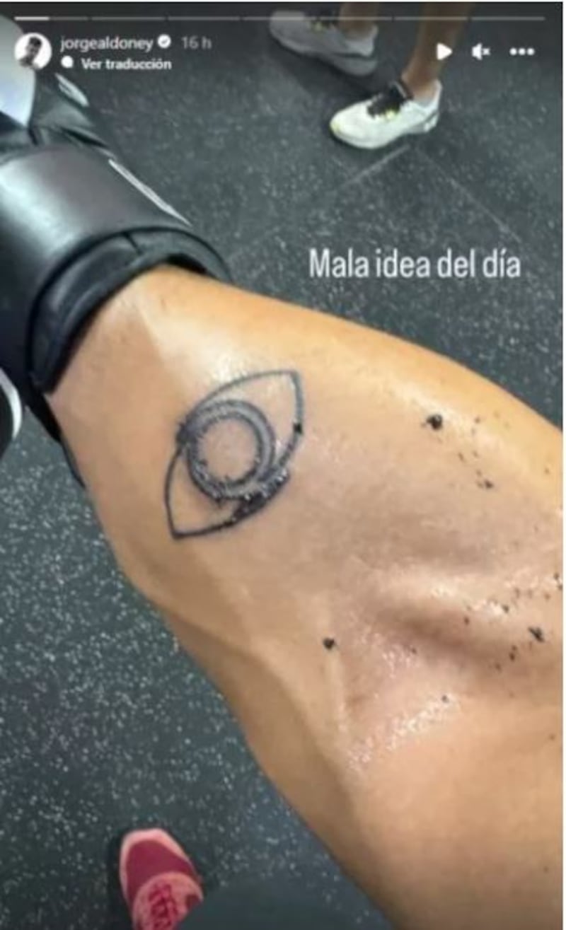 El exparticipante de Gran Hermano, reveló las consecuencias de no seguir al pie de la letra los cuidados que debía realizar con el tatuaje que se hizo en su brazo, junto a su polola Skarleth Labra, en honor al reality de CHV donde se conocieron.
El dibujo que ambos se realizaron corresponde al ojo que todo lo ve, que es el logo del famoso, programa de telerrealidad internacional, pero mientras Skar lo pintó de rojo, al igual que el sofá del confesionario, el modelo lo dejó en negro.