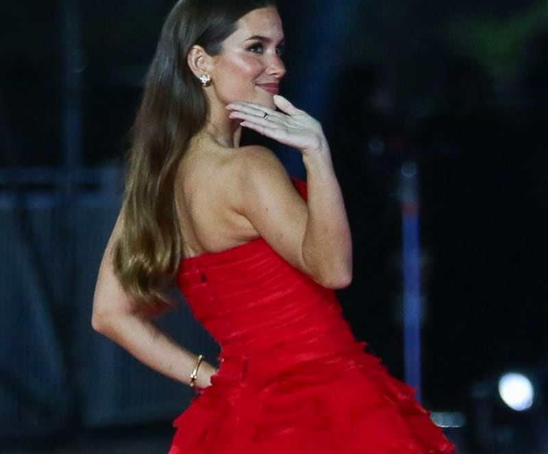 María Pombo, la “Spanish girl”, brilló con vestido reciclado en la Gala de Viña: “Viviendo el sueño latinoamericano”.