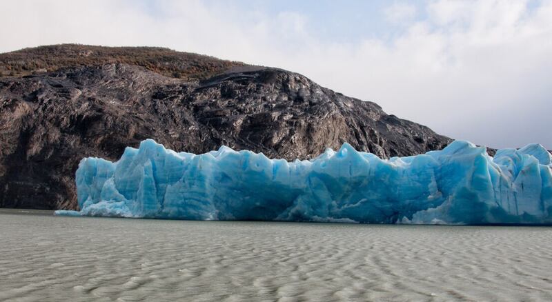 Glaciares cerca del lago en la Región Patagonia en Chile.