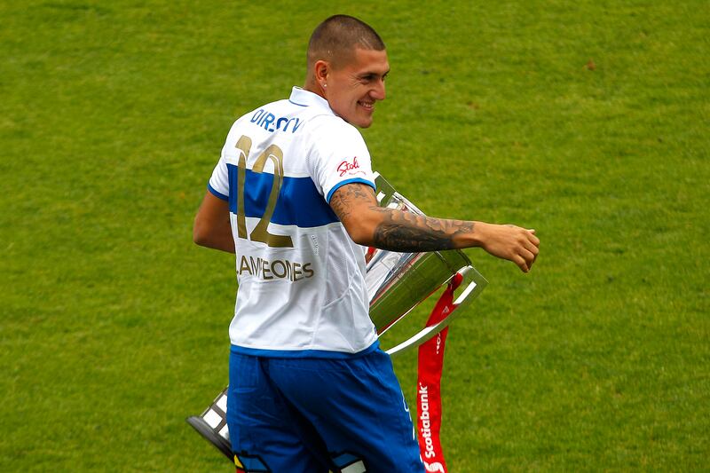 Nicolás Castillo celebró dos títulos chilenos con la UC. / Photosport