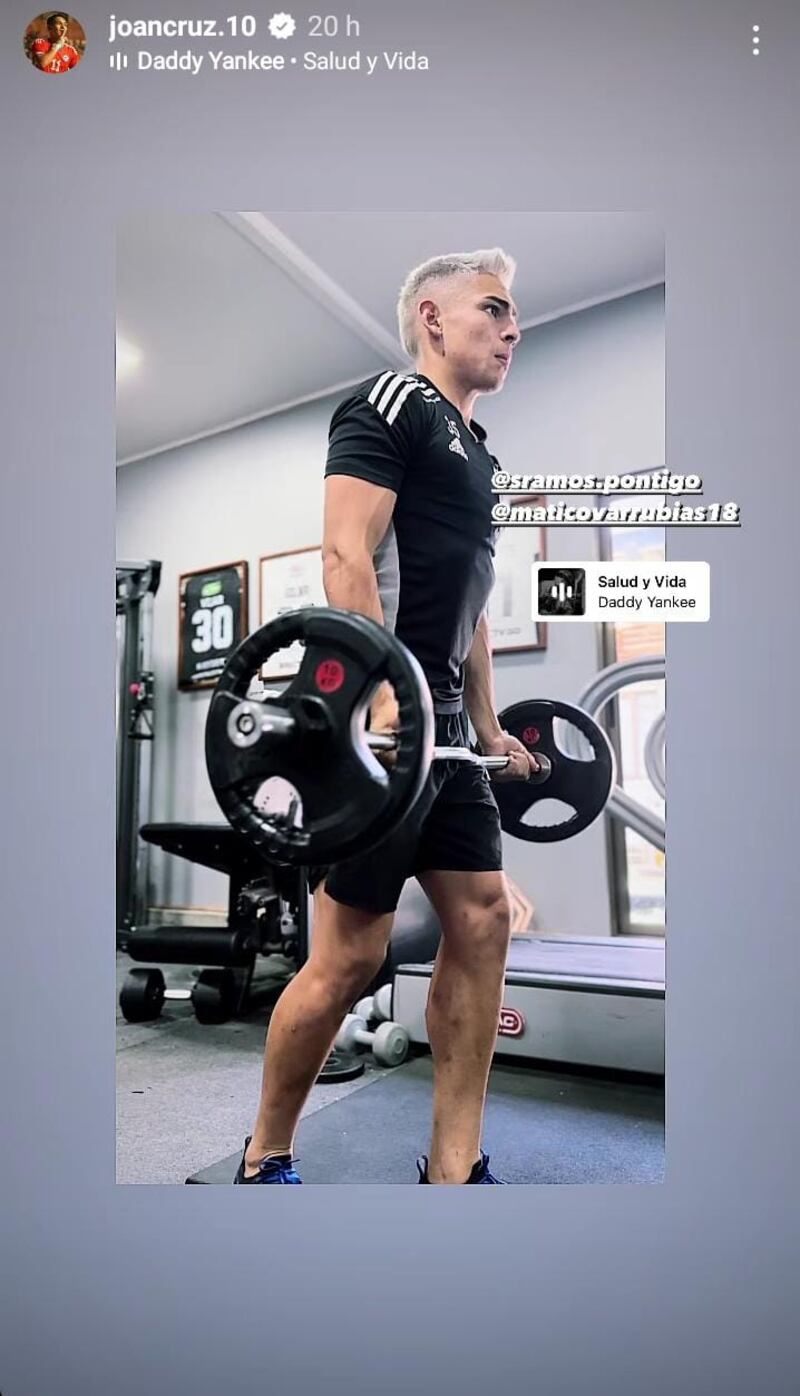 Joan Cruz entrenando con indumentaria de Colo Colo