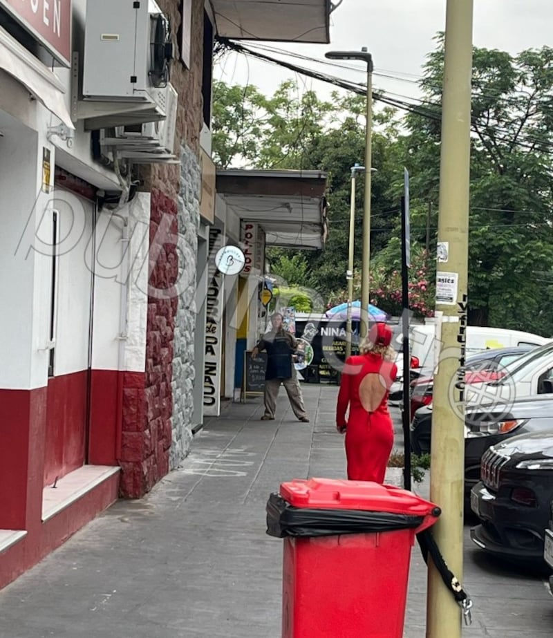 A las 11:30 de la mañana, en la intersección de La Capitanía con Cristóbal Colón, en la comuna de Las Condes, una camioneta Ford negra se detiene en los estacionamientos de unos locales comerciales. Al volante, una mujer rubia desciende del vehículo, luciendo un vestido rojo ceñido al cuerpo, con la espalda descubierta y un gorro del mismo color cubriendo su cabeza. A vista del Publilover, la mujer era igual, idéntica, o más bien, la mismísima diputada Maite Orsini. 
Hasta ese momento, nada fuera de lo común. Excepto, cuando corroboró que la patente corresponde a la del vehículo de Jorge Valdivia. 
“Me acabo de encontrar con Maite Orsini en Colón con La Capitanía bajando de la camioneta negra del Mago Valdivia”, fue el relato del testigo. 
En las imágenes camina hacia uno local comercial donde venden pollos asados, conversó con un hombre que estaba afuera del recinto y luego se devolvió al vehículo, sin comprar nada. Al parecer, “aún no estaban listos”, señaló la fuente a Publimetro.