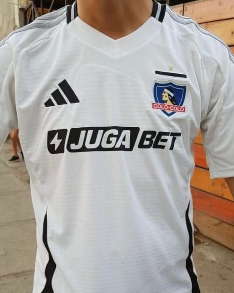 El usuario de la red social X @christianr_cl publicó una de las imágenes de la nueva camiseta que Colo Colo usará en 2025, en el año de su centenario.