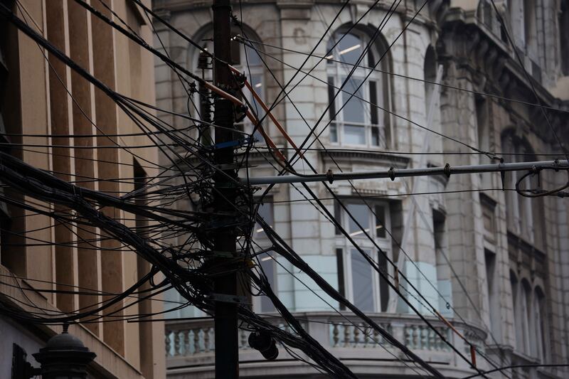 Cables en las calles de Valparaíso.