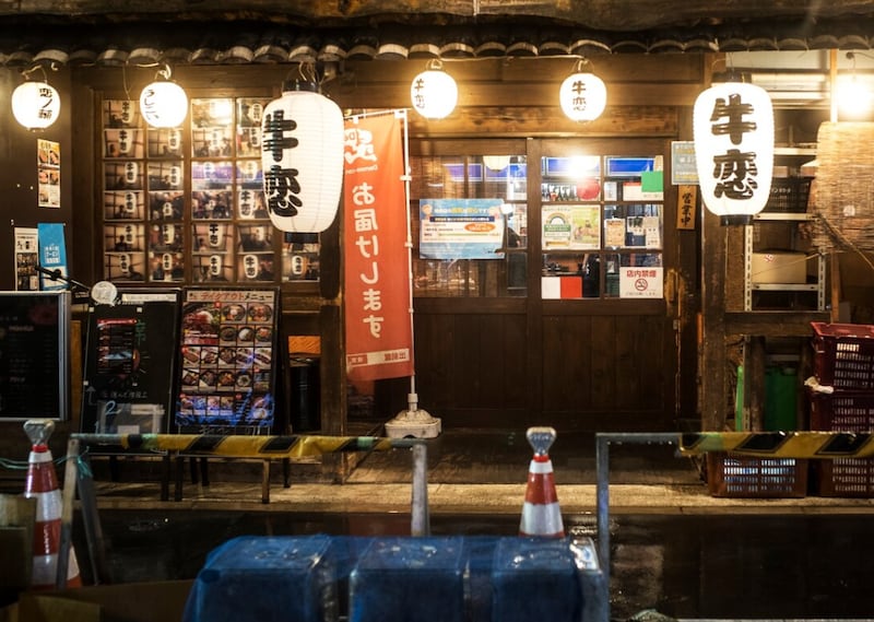 Restaurante de comida callejera japonesa por la noche