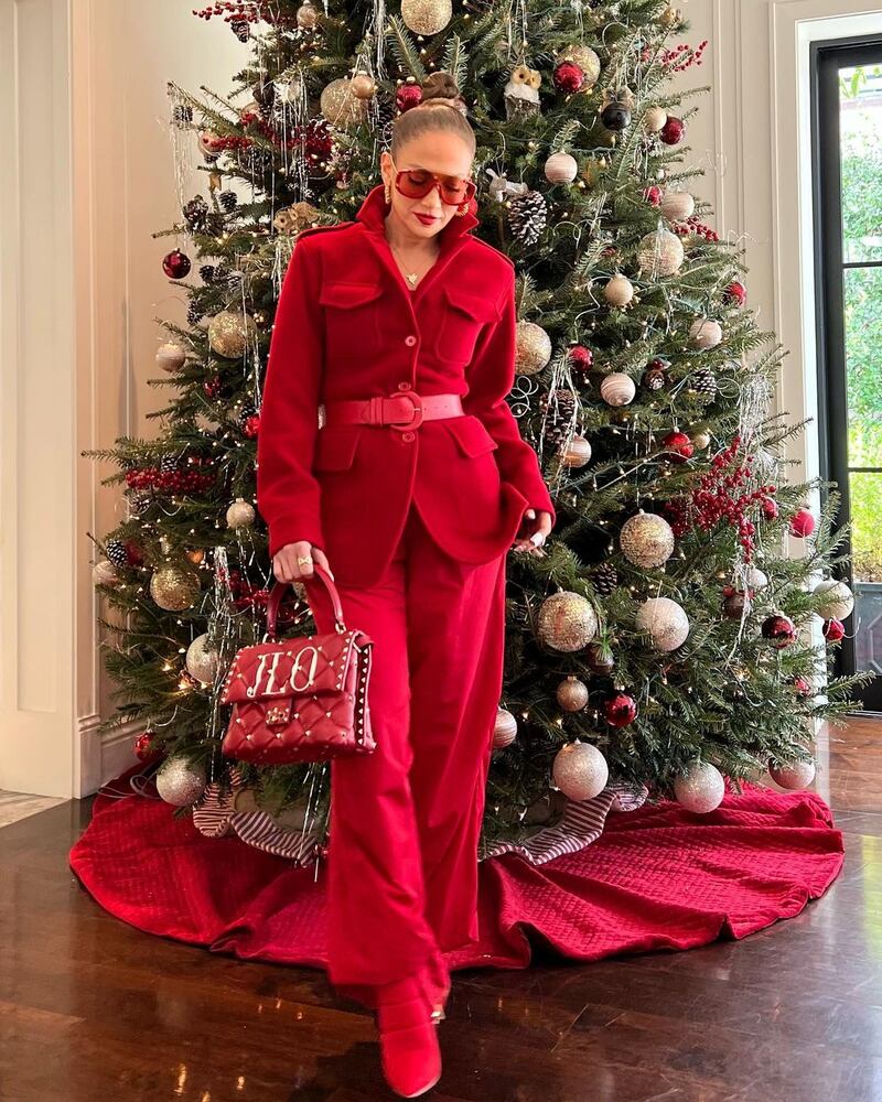 Jennifer Lopez se consagró como reina de la Navidad con este look 'total red'