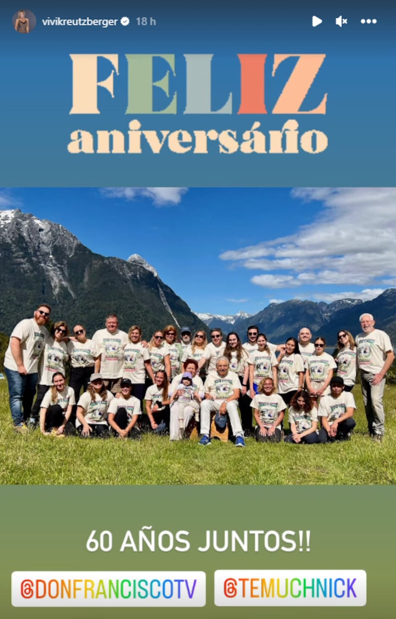 A través de sus redes sociales, la animadora de Más Vivi que Nunca publicó una tierna postal celebrando el gran momento.

En la fotografía se ve a todo el clan posando en un verde paisaje utilizando la misma polera para festejar a los enamorados.

“Feliz aniversario, 60 años juntos”, comentó en la publicación que compartió una conductora de TV+, en su cuenta de Instagram.