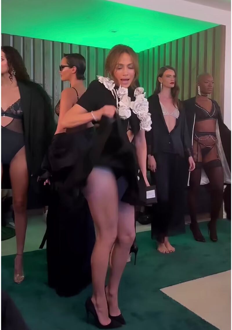 JLo mostró su ropa interior en el desfile