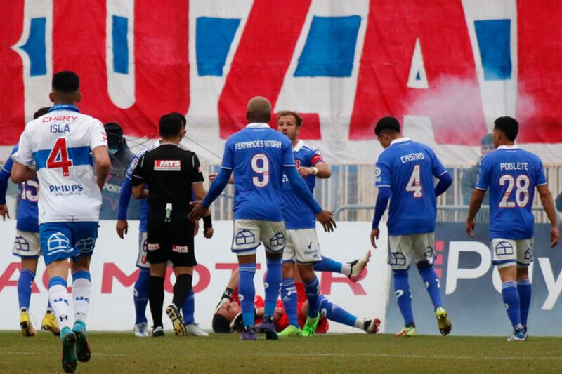 Tras gol de Católica, lanzan fuegos artificiales a un costado del arquero de la U, Martín Parra