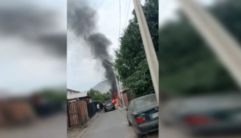 En horas de la mañana se registró un brutal ataque armado e incendiario en Lampa, que dejó a una inocente niña de nueve años baleada en el rostro. 
Todo ocurrió cuando un sujeto, conocido como “El Poroto”, se acercó al vehículo Dodge Dart que estaba en la calle Michimalongo con Werkén, al cual recién se había subido la conductora, junto a su hija. 
En ese momento, y por razones que se desconocen, el antiscocial, comenzó a percutar disparos contra el vehículo y no contento con ello, lo roció con combustible y le prendió fuego. 
Producto de los disparos, la menor resultó con la grave herida y fue trasladada de urgencias a un centro asistencial, donde se confirmó que está sin riesgo vital.
Según informó Carabineros, se encontró una pistola en el sitio del suceso, de marca Steyr Modelo GB, con su número de serie borrado. Arma apta para disparar, con un cargador de siete balas 9 milímetros, consignó Bío Bío.