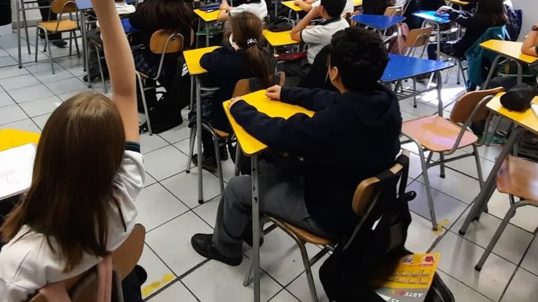 Imagen referencial de escolares en una sala de clase.
