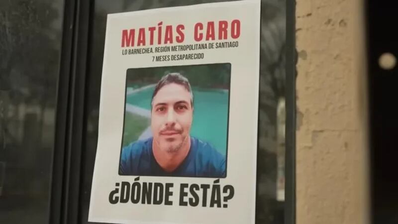 Matías Caro de 38 años. Padre de dos hijos, desaparecido en octubre del año 2023. A él correspondería el cadáver encontrado el pasado sábado en el Cerro Santa Lucía, según reveló el diario La Tercera.
El hombre era buscado por sus familiares desde esa fecha, luego que se perdiera su rastro tras girar dinero desde un cajero automático en la estación de Metro Salvador en la comuna de Providencia, revelaron las cámaras de seguridad. 
Luego de ello, la última ubicación que registró el GPS de su teléfono móvil, fue en el puente Pío Nono, en el Barrio Bellavista. Ese 7 de octubre se esperaba que regresara a su domicilio en Lo Barnechea, situación que no ocurrió.
La data de muerte del cadáver encontrado por personal de aseo, era de casi un año informó el inspector de la Brigada de Homicidios Centro Norte de la PDI, Raúl Zúñiga, fecha que corresponde a la última vez que Caro fue visto con vida. 
“Se pudo establecer que tiene una data (de muerte) de 11 meses aproximadamente. A solicitud de la Fiscalía Regional Metropolitana Centro Norte se realizan diligencias tendientes a esclarecer el hallazgo de un cadáver NN de sexo masculino, quien habría sido encontrado en las inmediaciones del cerro Santa Lucía”, agregó.