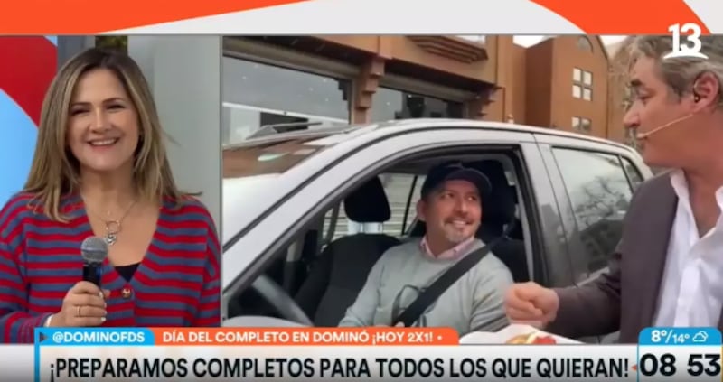 La meteoróloga Michelle Adam, fue sorprendida por su pareja, el empresario Marcelo Ortíz, durante un despacho que realizó José Luis Repenning para el matinal “Tu día”, regalando completos en las afueras de Canal 13.
“¡Mira Michelle, está tu Marcelo, acá en la tele!”, exclamó Priscilla Vargas desde el estudio, al ver a su compañero de animación junto al enamorado, quien llegaba en un auto, justamente para buscar a la metereóloga.
“¡Qué gusto verlo, un crack!”, le dijo José Luis Repenning, tras regalarle un completo. “Ahí está Michelle, mándele cariños”, agregó, a lo cual el hombre respondió enviando besos a través de la cámara, consignó Página 7.
Tras ello, Michelle Adam ingresó al estudio de Tu Día, y explicó por qué su pareja estaba en el canal.
“Me acabo de sacar el micrófono, porque me tengo que ir. Me viene a buscar”, detalló la meteoróloga, a lo que “Repe” destacó: “Un caballero Marcelo”.
“¡Besos mi amor!”, añadió Michelle, despidiéndose del programa.
Cabe recordar que Adam y Ortíz confirmaron su relación en diciembre de 2018, durante la celebración del cumpleaños de Raquel Argandoña.
En marzo Michelle Adam compartió en su cuenta de Instagram los tiernos mensajes que recibió tras renunciar a Mega para emigrar a Canal 13, tal como sus compañeros José Luis Repenning, Priscilla Vargas y Soledad Onetto.
“Todo el éxito, mi amor”, le escribió su pareja, el empresario Marcelo Ortiz, quien recibió de vuelta un “Gracias, mi amor”.
“Brillarás como siempre, hermanita linda”, le dedicó también, su hermano, Allan Adam en la red social, debido al retorno a su antigua casa televisiva.
Despidiendo a una gran amiga. Triste, pero feliz por sus nuevos desafíos. Te voy a extrañar mucho. Seremos las M&M por siempre”, le escribieron su excompañeros de Meganoticias, Felipe Bobadilla, María Inés Sáez y Marianne Schmidt, entre otros colegas, demostrando el cariño hacia la profesional del tiempo.
“Estuve tres años en el canal, estoy muy agradecida, feliz de haber tenido esta experiencia y de toda la gente que conocí, aprendí mucho”, dijo en Meganoticias Actualiza.
Michelle Adam vuelve a Canal 13
Adam volverá a la señal de Inés Matte Urrejola para liderar la información metereológica junto a Gianfranco Marcone, en donde será parte de espacios como “El tiempo”, “Tu día” y los diversos “Teletrece”.
Michelle tiene una extensa carrera como meteoróloga y figura televisiva, principalmente en el 13, donde llegó por primera vez en el año 2001. Por varios años integró “El tiempo”, el matinal “Bienvenidos” e informativos del departamento de prensa.
En el verano del 2020 emigró a Mega y hoy se concreta su retorno a Canal 13, por lo que es un regreso a casa.
“Estuve tres años en el canal, estoy muy agradecida, feliz de haber tenido esta experiencia y de toda la gente que conocí, aprendí mucho...Les deseo mucho éxito en todo lo que hagan. Eso es bueno para la industria, es necesario que a todos los canales les vaya bien, porque detrás de esto hay muchas familias de gente que trabaja”, expresó. dijo en Meganoticias Actualiza.