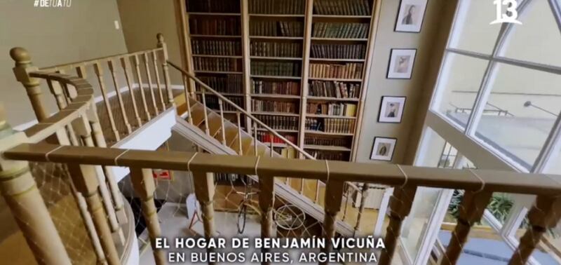 El actor Benjamín Vicuña sorprendió en el programa De tú a tú al mostrar la casa donde vive y comparte junto a sus hijo en Buenos Aires, Argentina. 
Fue en una íntima conversación con el animador Martín Cárcamo, que el exmarido de Pampita mostró su bello hogar de par en par, lugar donde vive hace un año.
Uno de los motivos que lo hicieron elegir esa vivienda, fue producto de la cercanía con el colegios donde asisten sus retoños, ubicada solo a un par de cuadras y le permiten una “vida más fácil”, en cuanto a movilidad y tiempos de traslados, puesto que está ubicada en el centro de Buenos Aires, consignó Página 7. 
Según se puso apreciar, la vivienda cuenta con una piscina y un gran biblioteca de varios metros de altura. 
Tiene cuatro pisos, donde tres de ellos tienen terrazas, siendo el primero el que recorrió Cárcamo con Vicuña. Espacio donde el actor reservó un lugar especial para tener su cava de vinos, además de una gran biblioteca y un pequeño living comedor donde comparte con las visitas.
Todo ello, se suma a una sala de estar que tiene exclusivamente para sus pequeños, donde también alberga una gran cantidad de fotografías.
“Se ponen celosos mis hijos, porque tengo más fotos de Blanca”, contó Benjamín, respecto a su hija que falleció a los seis años por problemas de salud. 
Además, Vicuña mostró su altar donde guarda sus sus trofeos más preciados y el pequeño quincho donde comparte los asados con sus amigos.