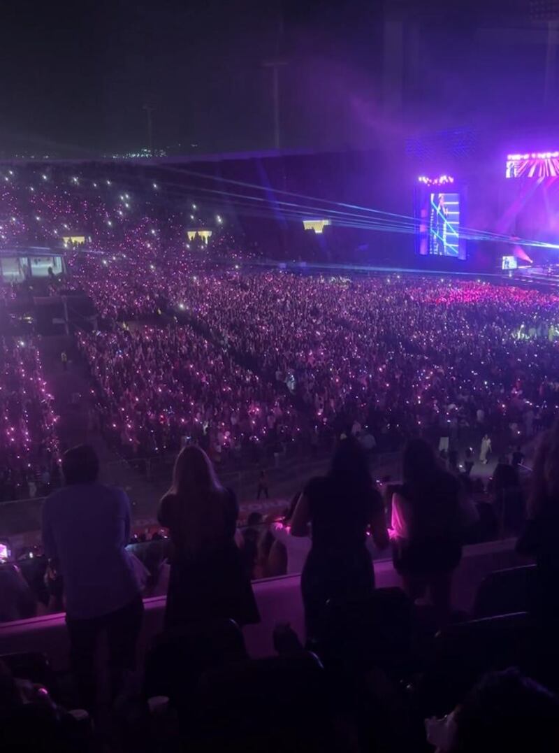 El público en tanto, fue protagonista con sus pulseras de colores que cambiaban al ritmo de la música, recordando el concierto que realizó la banda inglesa Coldplay el año 2022 en el recinto de Ñuñoa, cuando introdujeron los brazaletes led, en reemplazo del brillo que antes los espectadores hacían con sus celulares.