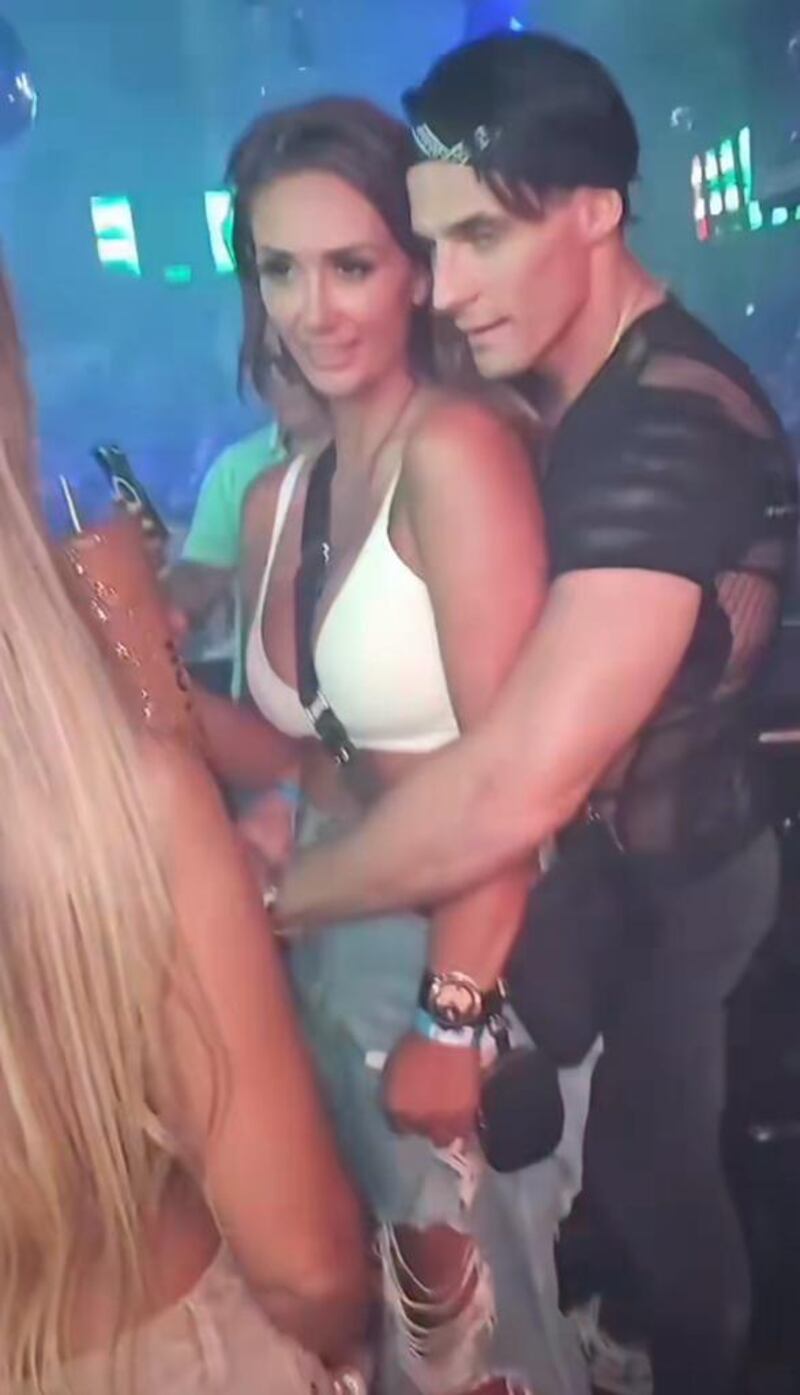 La participante de Tierra Brava, Pamela Díaz, quien acaba de reingresar al reality de Canal 13, apareció de lo más acaramelada junto a un galán durante la celebración de cumpleaños del modelo español Fabio Agostini.
Según un video compartido en Tik Tok, se ve al hombre abrazando por la espalda a La Fiera, dando cuenta que el encuentro podría ser de más que amigos.