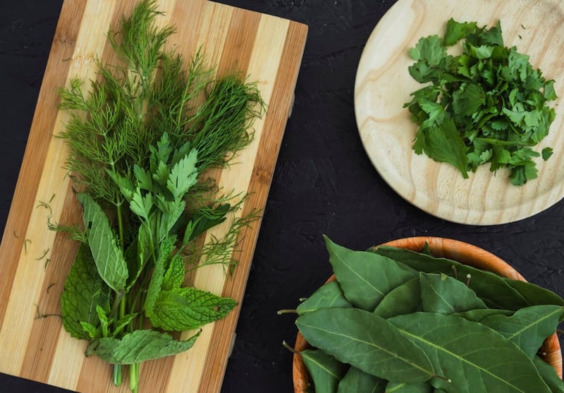 Composición moderna de cocina con ingredientes sanos