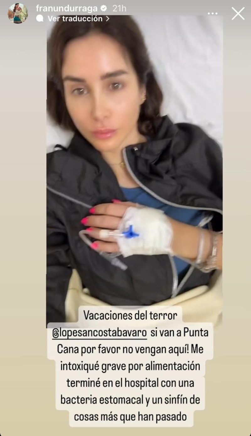 La participante de Tierra Brava, Francisca Undurraga, contó a sus seguidores el terror que vivió durante sus vacaciones en Punta Cana, tras sufrir una intoxicación alimentaria que la obligó a internarse de urgencias en una clínica. 
“Me intoxiqué grave por la alimentación y terminé en el hospital con una bacteria estomacal y un sinfín de cosas más que han pasado”, escribió en su red social, junto a una foto de ella convaleciente en una camilla. 
Además, recomendó no alojarse donde ella se hospedó, puesto que incluso encontró pelos en la cama. 
“Vacaciones del terror. Si van a Punta Cana por favor no vengan aquí. Los regalitos que encontré en mi cama cuando recién llegué. Pelos en las sábanas. Hay muchos hoteles buenos en Punta Cana, pero @lopesancostabavaro es lejos la peor experiencia que he tenido”, señaló. 
Al igual que ella, Raquel Argandoña también sufrió una experiencia similar cuando disfrutaba de unas paradisiácas vacaciones en Cancún, las cuales terminaron de la peor manera. 
Fue en febrero del 2024 cuando tuvo que regresar de urgencias a Chile, tras sufrir un fuerte dolor estomacal, producto de una obstrucción intestinal severa.