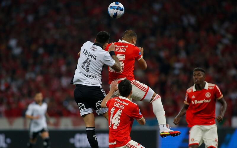 Matías Zaldivia disputando un balón con Gabriel Mercado