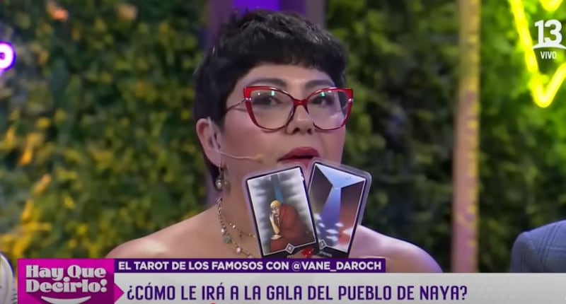 Ojo, pestaña y cejas. Ese es el alarmante llamado que realizó La tarotista Vanessa Daroch a la influencer Naya Fácil, como organizadora del comentado evento La Gala de Pueblo. Según pudo ver a través de las cartas, el entusiasmo del público podría convertir la celebración en “mucha pena” y alarmó con una posible tragedia. 
Así lo contó Daroch en el programa “Hay que decirlo” de Canal 13, señalando que podría ocurrir un descontrol total de parte de los asistentes. 
“Ella piensa que todo está marchando bien, pero ojo, porque algo se va a descontrolar y no va a haber control, como la esquizofrenia”, indicó, tal como ocurrió con la visita del youtuber estadounidense Speed, quien dejó la grande entre los jóvenes cuando recorrió diversos puntos de Santiago. 
“Ojo, porque algo se va a descontrolar, y no va a haber control y esta carta, es la carta de la pena… el descontrol puede ser tanto, que incluso puede haber mucha pena… es heavy”, alertó.
Debido a esto, la tarotista llamó a Naya a tomar cartas en el asunto, para prevenir una posible tragedia que le arruine la fiesta, la cual organizó tras no haber sido invitada por Mega a la Gala oficial del Festival de Viña del Mar, como actual Embajadora del Certamen junto a Nicolás Solabarrieta, quien sí fue invitado.
Vanessa Daroch advierte riesgos a Naya Fácil
“Es algo muy fuerte… como consejo para ella, si tiene pensado tener 50 guardias, que tengan 100. Nayita, si nos estás viendo, dobla la seguridad. Esto que está saliendo aquí es una advertencia de que algo va a descontrolarse”, adelantó. 
Eso sí, señaló que sí hace las correcciones necesarias de aquí al 21 de febrero, podría solucionar los inconvenientes que le muestra el tarot.  
“La última carta es la de somos el mundo, es una carta bonita, o sea, dentro de todo habrán cosas alegres, dentro de todo va a salir bien, desde ahora tiene 20 días para solucionar los problemas. Si no soluciona desde ya el tema de la seguridad, podría venir algo malo”, sentenció.