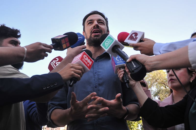 Alcalde de Maipú, Tomás Vodanovic, ejerce su voto en segunda vuelta de elección a Gobernadores | 24 DE NOVIEMBRE DE 2024 / SANTIAGO
El alcalde de Maipú, Tomás Vodanovic, ejerce su voto en el Teatro Municipal de dicha comuna, en el marco de la segunda vuelta de elección de gobernadores y gobernadoras regionales.
FOTO: VICTOR HUENANTE / AGENCIAUNO