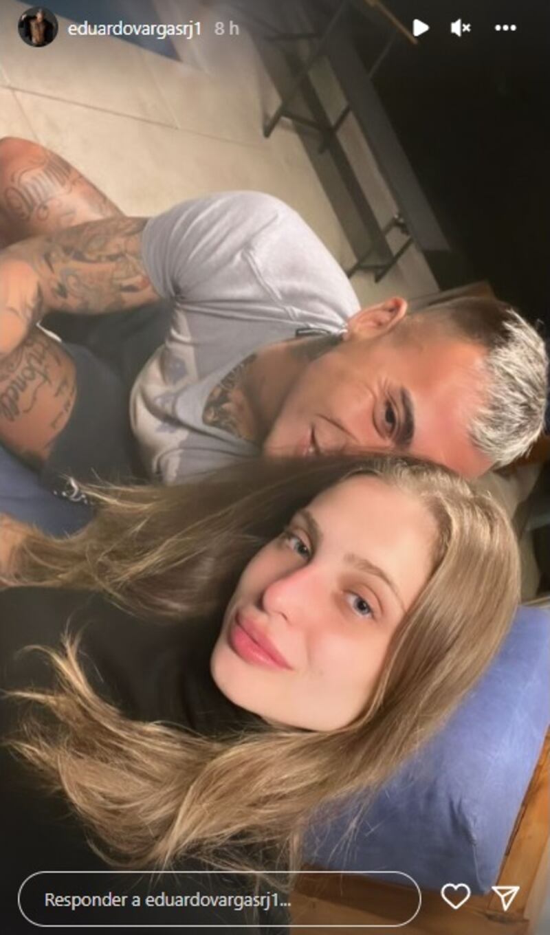 Eduardo Vargas publicó por primera vez en sus redes sociales unas fotografías junto a Juliana Peixoto.