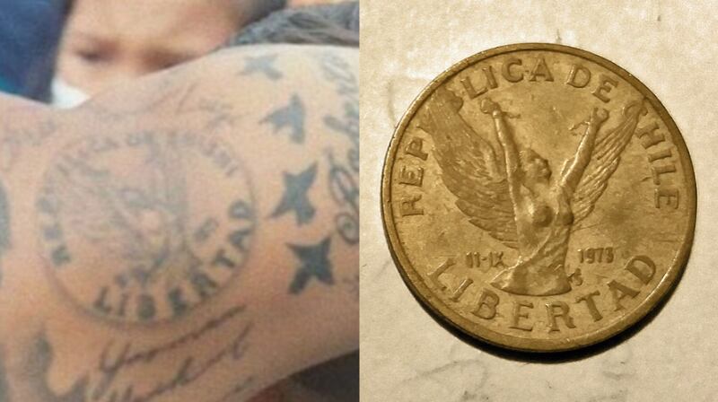 El artista urbano Pablo Chill-E tuvo que salir a dar explicaciones por la polémica que generó en las redes sociales la difusión de una imagen de uno de sus tatuajes en la espalda.

Y es que el cantante tiene tatuada una moneda de $10 que fue creada durante la dictadura de Augusto Pinochet y representaba la “libertad contra el marxismo”, por lo que algunos comentarios lo tildaron de “facho”.

Ante esto, el “Shishiboss” busco aclarar el origen del diseño a través de su cuenta de Instagram: “Oye, para esa estupidez que anda circulando en Twitter de que la gente está especulando que yo puedo ser facho porque tengo tatuada una moneda en la espalda… yo ahora les explico que me la tatué sin saber la historia de la hu.., por mera ignorancia”.

“¡Cómo yo voy a ser facho!”
“Mis acciones, mi forma de ser, ustedes ya la han visto, ¡cómo yo voy a ser facho! Tampoco soy comunista, no soy ninguna hu.., yo no estoy ni ahí con la política cu…”, enfatizó.

El cantante de Facts aseguró que “ahora en breve me la voy a tapar” y comentó que “la razón por la que me la hice fue más que nada porque representa la libertad. Yo en ese tiempo no tenía idea de que la había sacado Pinochet y que era por la liberación del comunismo y no sé qué”.