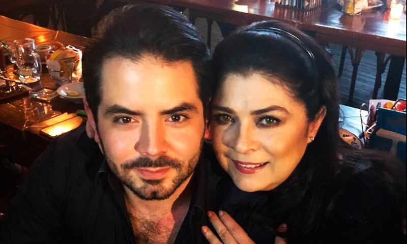 José Eduardo Derbez y su mamá Victoria Ruffo