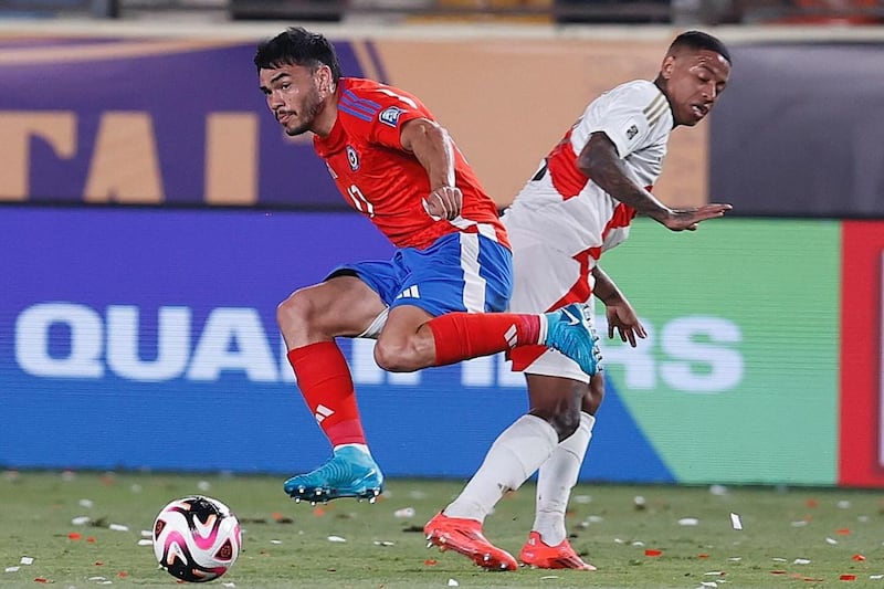 Las selecciones de Chile y Perú disputaron un primer tiempo con más nervios que buen fútbol en el estadio Monumental limeño.