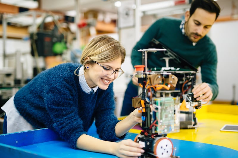 Son más de 60 posgrados relacionados con Inteligencia Artificial, Big Data, energías renovables, business analytics, ciudades inteligentes y transformación digital. La convocatoria para aplicar a las becas vence el 8 de marzo.