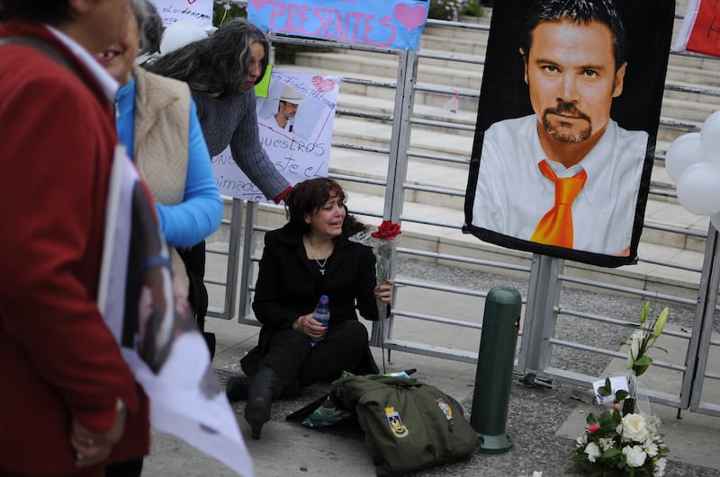 Se cumplen dos años de la tragedia de Juan Fernández | 02 de Septiembre del 2013/SANTIAGO
En las afueras de TVN, diversas personas han dejado flores, velas y carteles en conmemoración de los dos años del accidente aéreo de Juan Fernández que dejo a 21 fallecidos, entre ellos al animador Felipe Camiroaga
FOTO: PABLO VERA/AGENCIAUNO