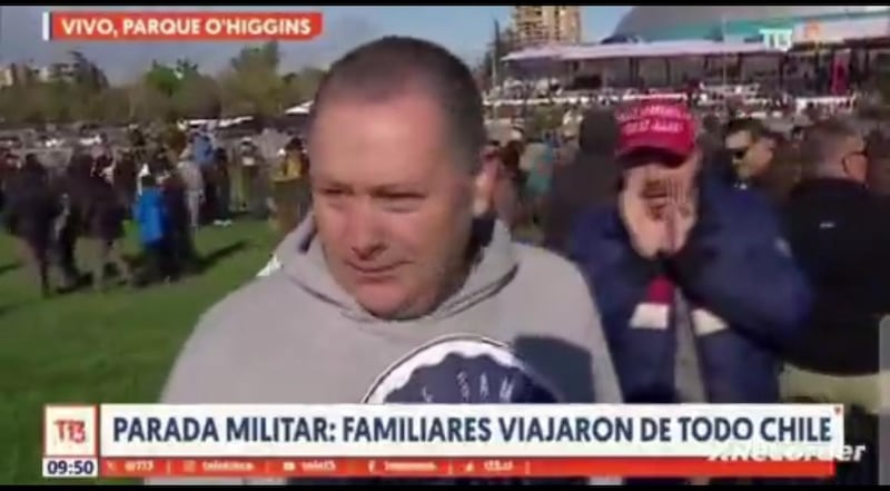 Francisco Muñoz, conocido como Pancho Malo por su pasado en la Garra Blanca, se coló en un despacho televisivo de Canal 13 cuando hablaban con una pareja de asistentes en la Parada Militar 2024, para gritar en contra del Presidente Gabriel Boric. 
Fue cuando la periodista entrevistaba a un orgulloso padre que viajó desde lejos para ver a su hija desfilar, momento que el manifestante del Team Patriota, comenzó a gritar a sus espaldas arruinando el emotivo momento familiar. 
“¡Fuera Boric!”, gritó y comenzó a aplaudir, intentando que los demás presentes se sumaran a sus reclamos, situación que nadie apoyó. 
Incluso, desde Canal 13 rápidamente corrieron la cámara para no enfocarlo e incluso decidieron cortar el despacho, dando cuenta que Pancho Malo era una persona non grata en la transmisión. 
“#ParadaMilitar2024 #chvnoticias Delincuentes liderados por un tal Francisco Muñoz conocido en el mundo del hampa como “Pancho malo”, interrumpe un despacho en vivo en TV, como ven, la delincuencia no descansa!”.