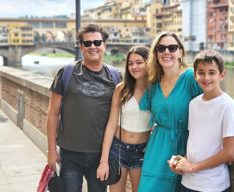 Claudia Elena Vásquez junto a su familia con Carlos Vives