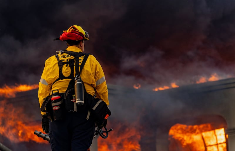 Gobernador Gavis  Newsom  elogió a los héroes, bomberos y socorristas que luchan contra estos incendios en Los Ángeles.