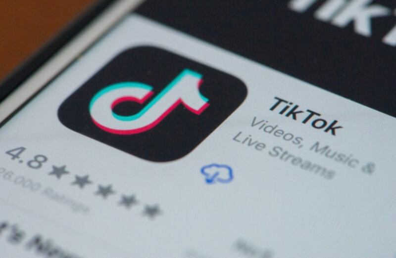 El vídeo del chico en el trabajo se hizo viral en Tiktok.