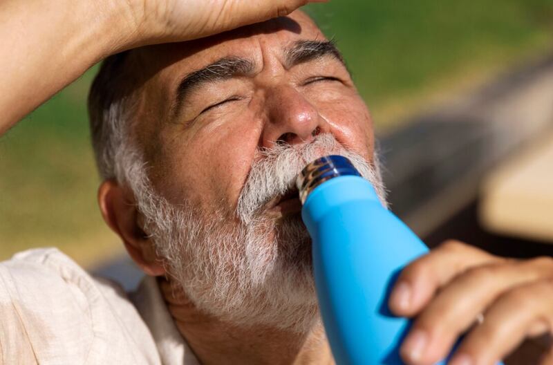 Viejo luchando con alta temperatura