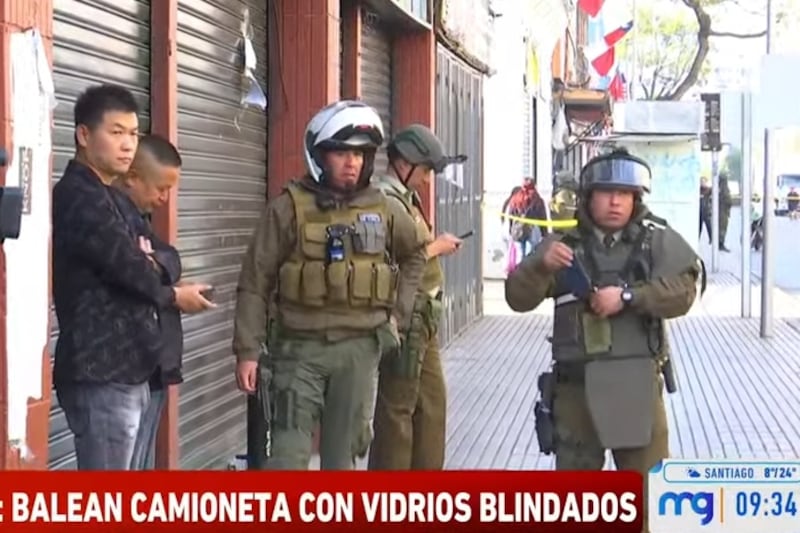 Dos vehículos, con siete individuos, fueron los que robaron cerca de 100 millones de pesos al comerciante chino en el barrio Meiggs.