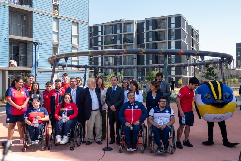 Los deportistas nacionales fueron homenajeados este jueves antes de recibir las llaves de sus departamentos.